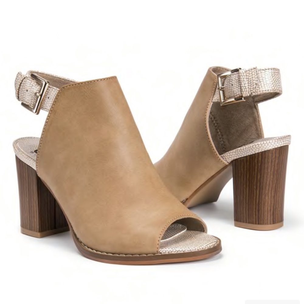 Muk Luks Tan Rebeka Sandals Size 8